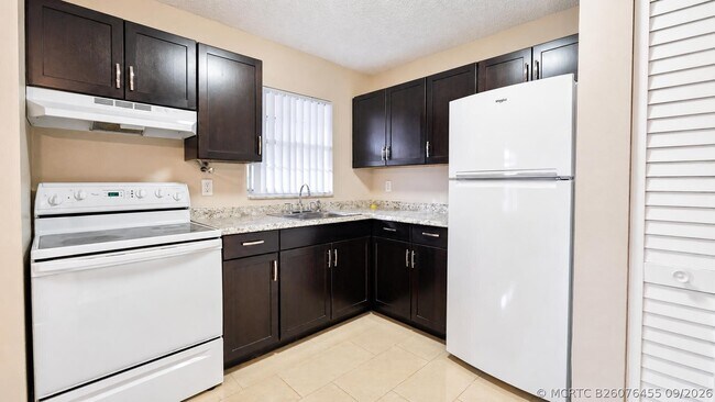 Building Photo - 416 Lakeside Dr