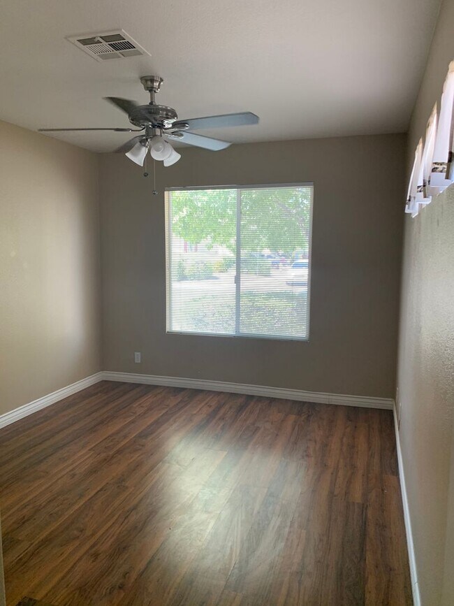 Building Photo - Single story 4br, 2bth, 2cg