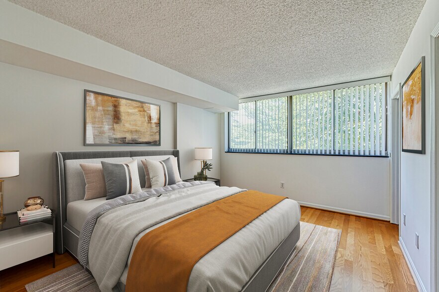 Building Photo - 1101 S Arlington Ridge Rd