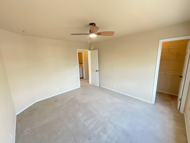 Building Photo - 5 Bedroom Home Available Near Rangewood Dr & Vickers Dr!