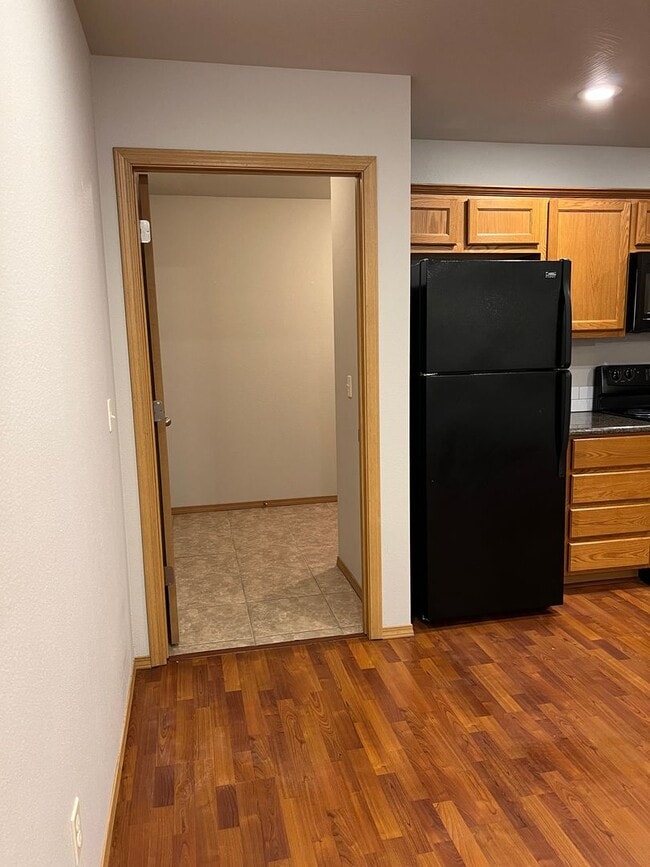 Building Photo - 3 bedroom, 2 bathroom, 2 car garage duplex in Republic