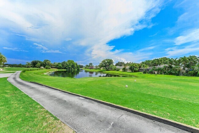 Building Photo - 1502 Pinecrest Cir