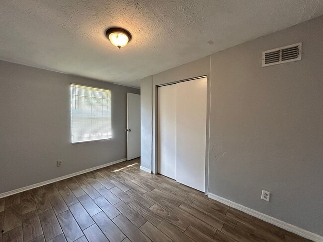 Building Photo - Phyllis Street Duplexes