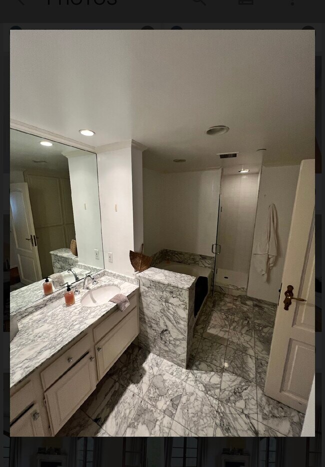 Building Photo - 325 S Swall Dr