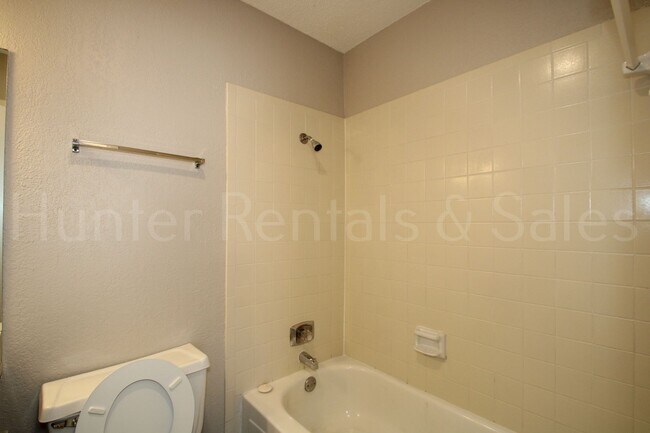 Building Photo - Move-In Today!