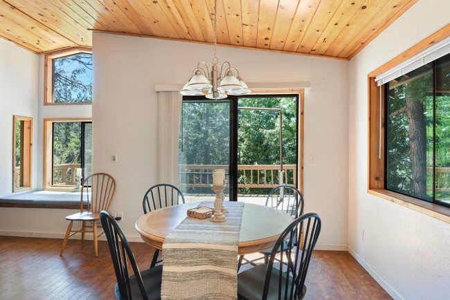 Building Photo - Cozy Armstrong Tract Long Term Furnished L...