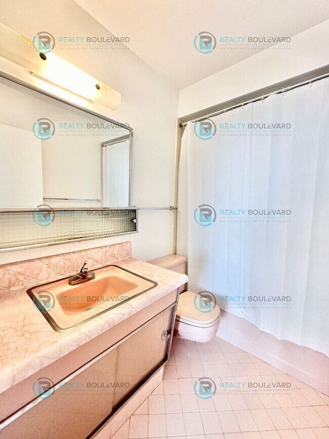 Building Photo - Exquisite 1-bedroom, 2-bathroom condo Overlooking the beautiful Truckee River with covered parking!