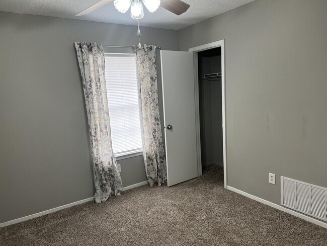 Building Photo - 1705 Deatsville Hwy