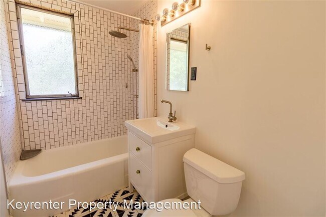 Building Photo - 1423 Broadmoor Dr