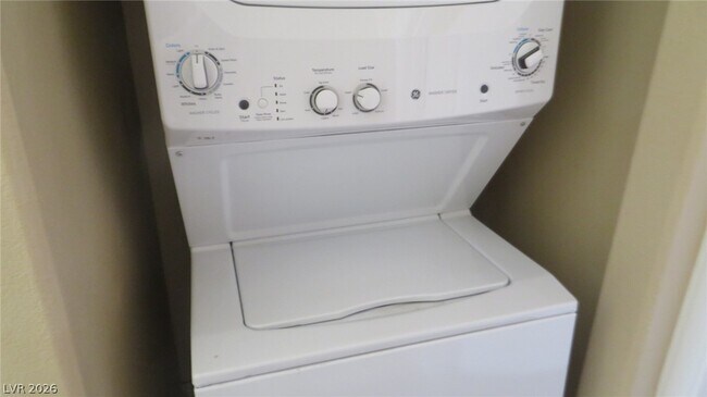 Building Photo - 2305 W Horizon Ridge Pkwy