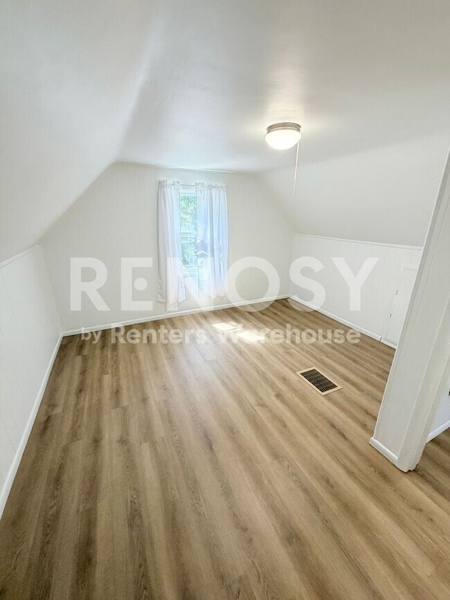 Building Photo - Available Now 3 Bedroom 1 Bath Single Family Home in Winsted