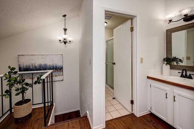 Building Photo - Updated 2 bed Downtown Redmond Condo w/Pool and EV Charging