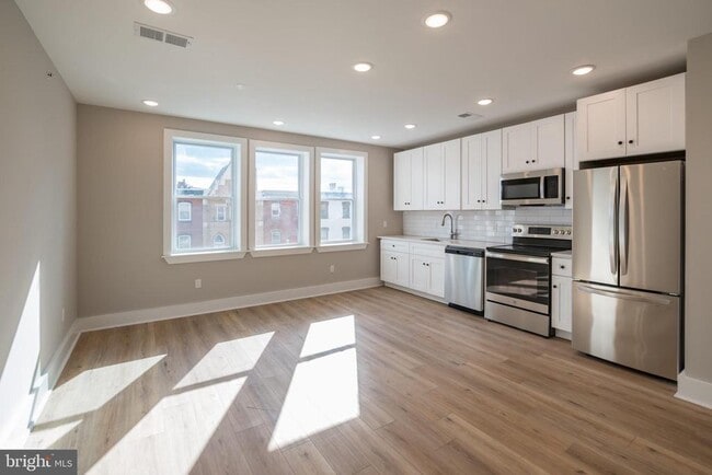 Primary Photo - 2825 W Girard Ave