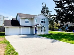 Building Photo - Bright Everett Home with 2-Car Garage(NEW PAINT AND CARPET)