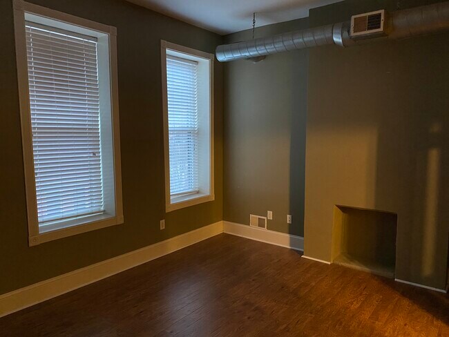 Primary Photo - 1213 E Carson St