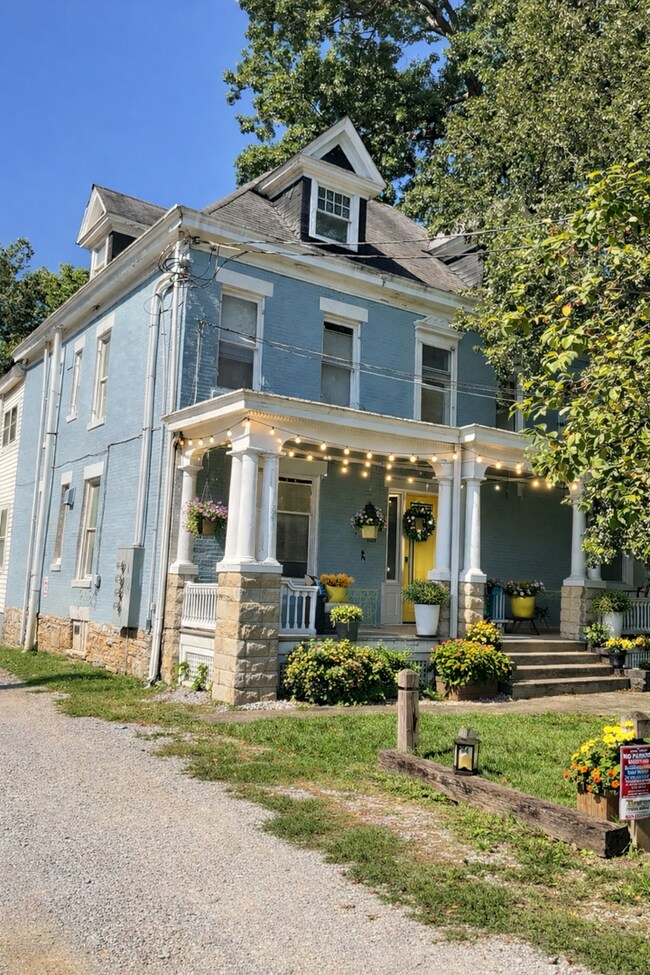 Building Photo - 424 E Maxwell St