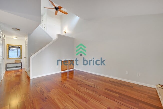 Building Photo - Charming 1.5-Bedroom Unit in Convenient Burien Location