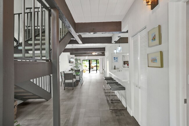 Building Photo - 700 E Coco Plum Cir