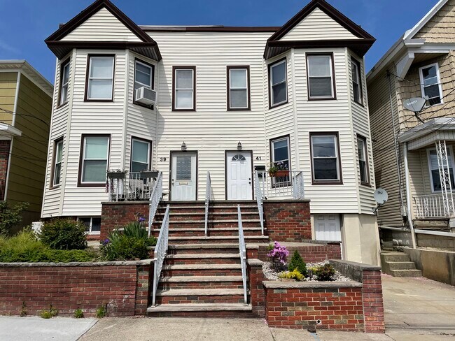 Building Photo - 41 E 48th St