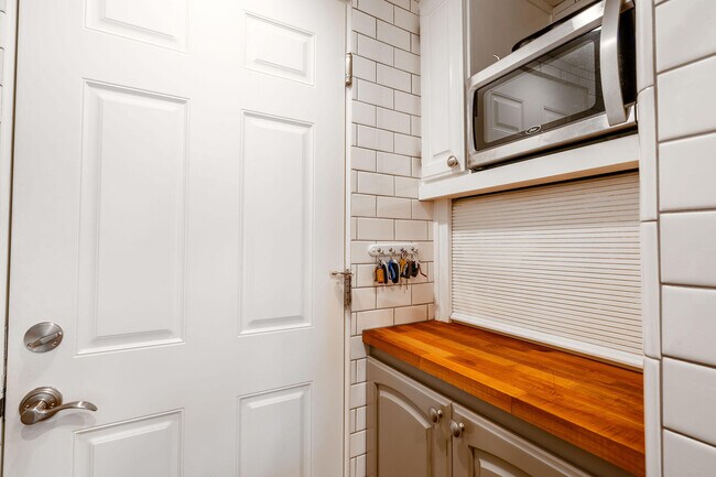 Building Photo - 48910 Noline Pl