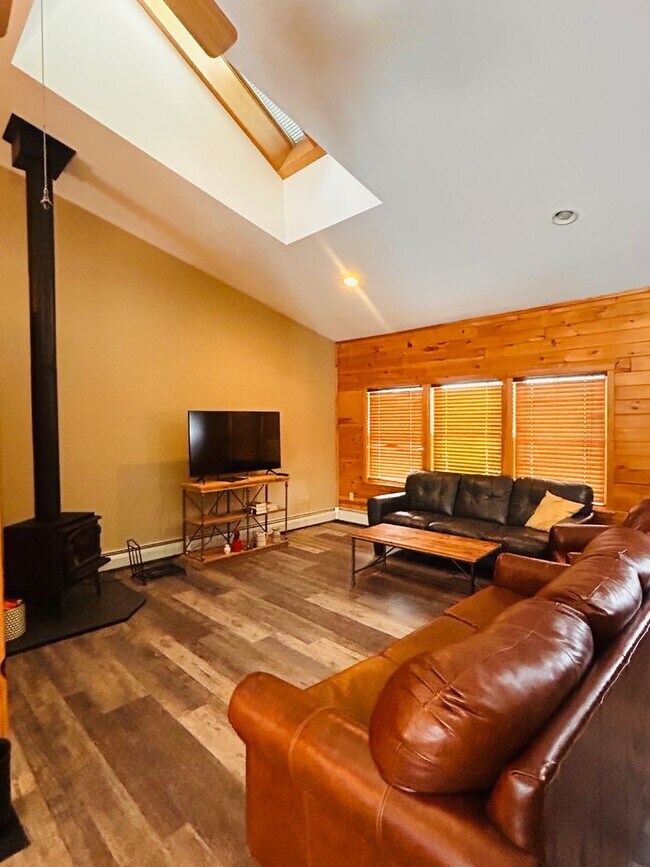 Building Photo - Charming Log Cabin Rental – 3 Bedroom / 2 Bath | Carthage School District