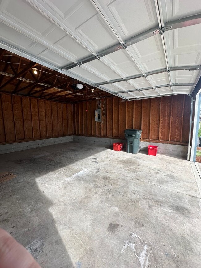 Building Photo - REDUCED RENT! Move in TODAY