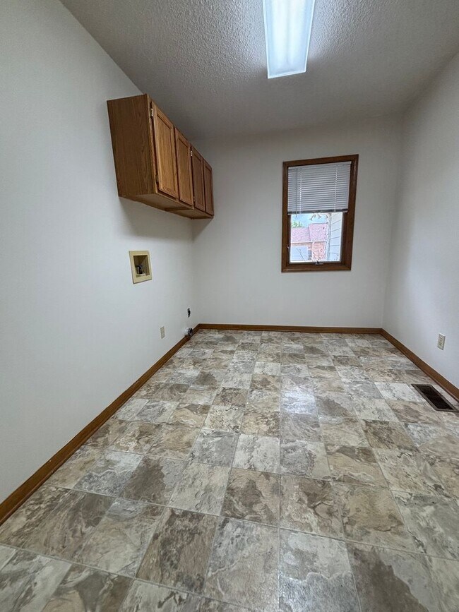Building Photo - 3 Bedroom 2 bath
