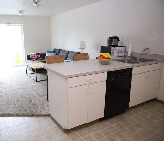 Building Photo - REANEY PARK APTS