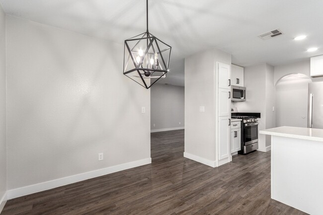 Building Photo - Stunning Renovated 3-Bedroom condo in The ...