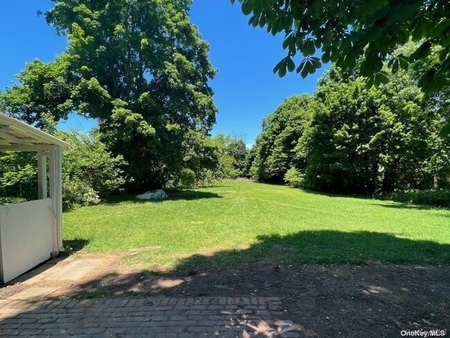 Building Photo - 253 E 17th St