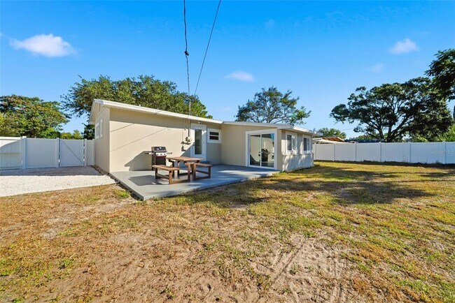 Building Photo - 5548 Dartmouth Ave N