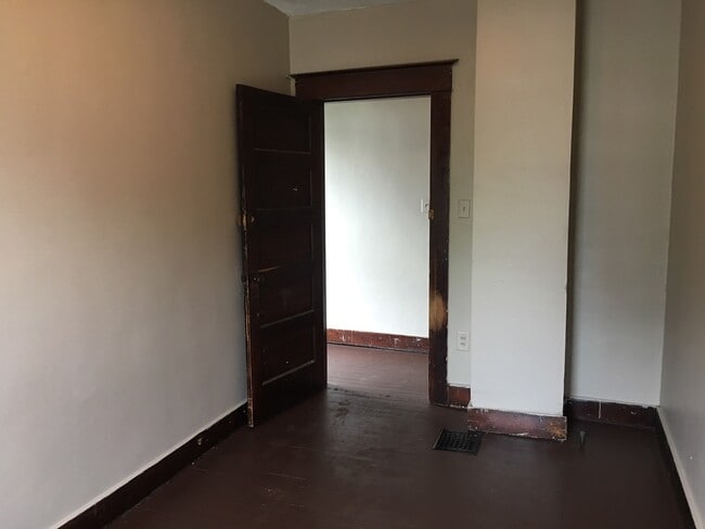 Building Photo - 3 Bed 1 Bathroom Available in Springfield +