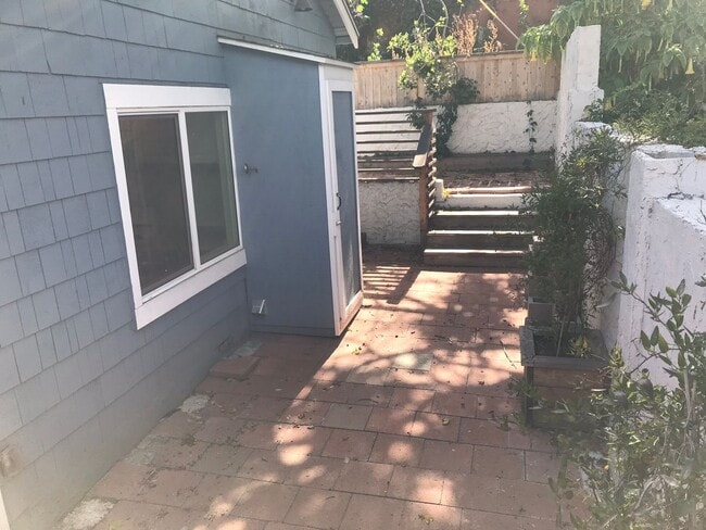 Building Photo - Charming 2-Bed, 1-Bath Apartment with Priv...