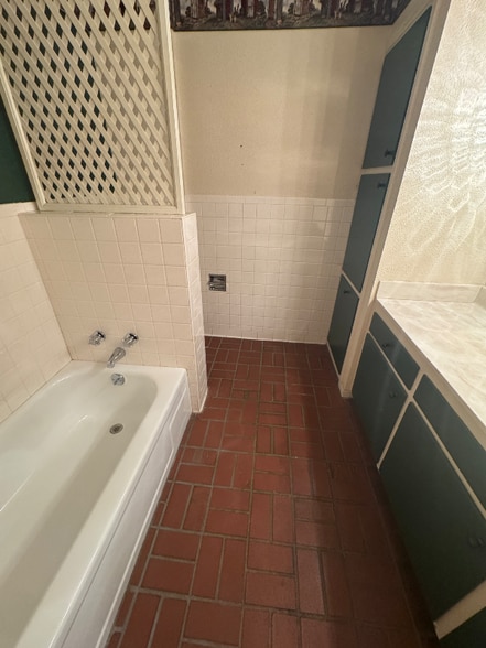 Building Photo - 2026 Harned Dr