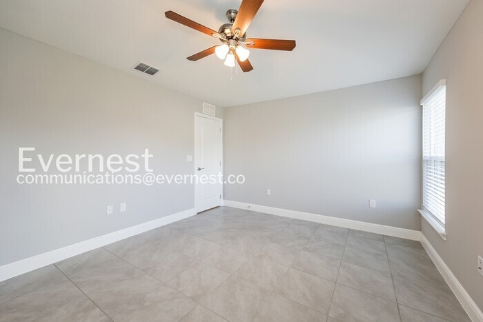 Building Photo - 528 Bristol Cir