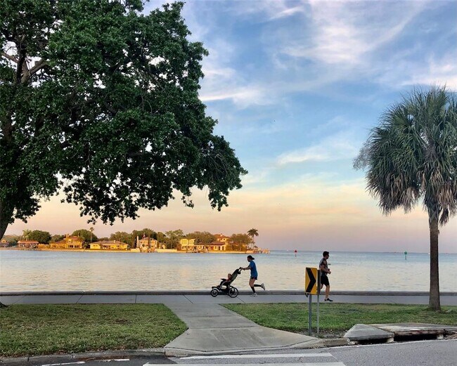 Building Photo - 1801 Beach Dr NE