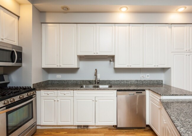 Building Photo - 2427 N Clybourn Ave