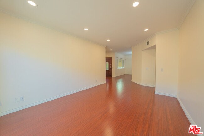 Building Photo - 626 E Orange Grove Ave