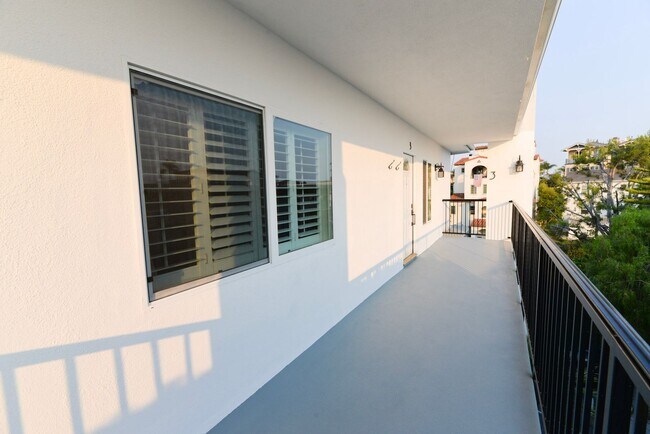 Building Photo - 412 Avenida Santa Barbara