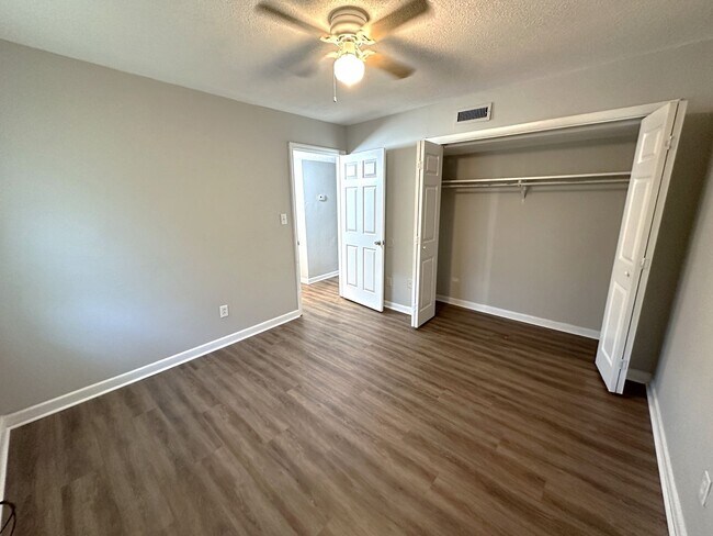 Building Photo - MODERN 2/1 TWN 2nd Story Unit w/ Washer/Dr...
