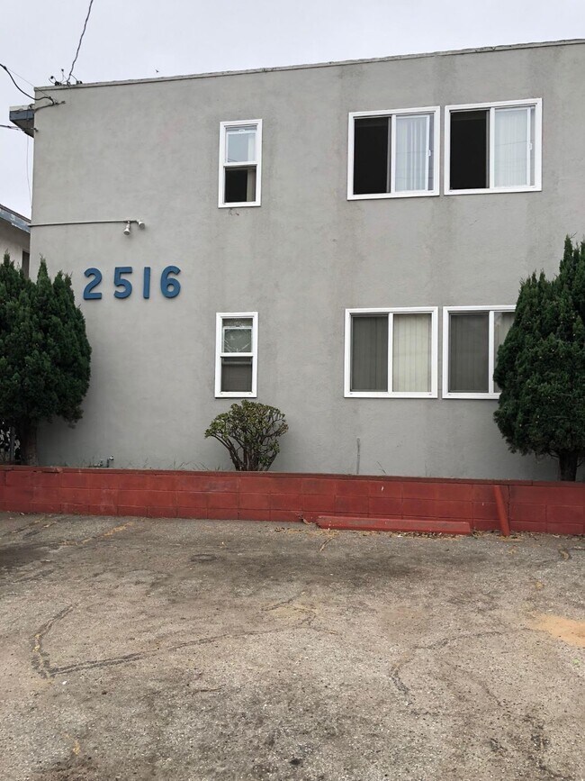 Building Photo - 2516 Vanderbilt Ln