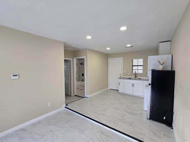 Building Photo - 8703 Berndale St