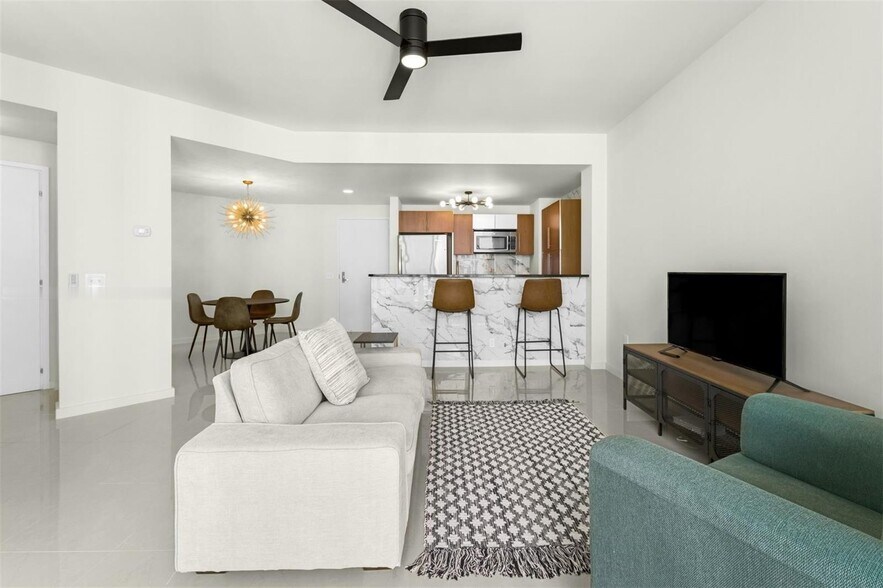 Building Photo - 300 S Biscayne Blvd