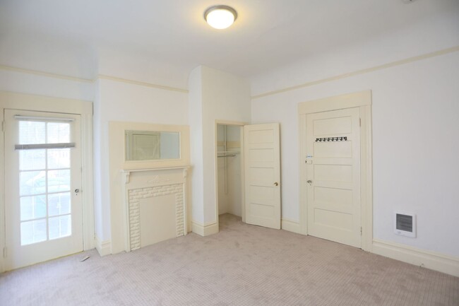 Building Photo - Full Flat with Carpet Floors, Ornamental F...