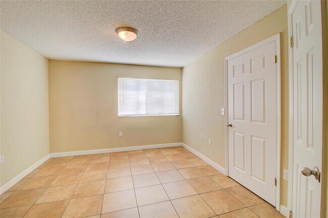 Building Photo - 643 Vista Isles Dr