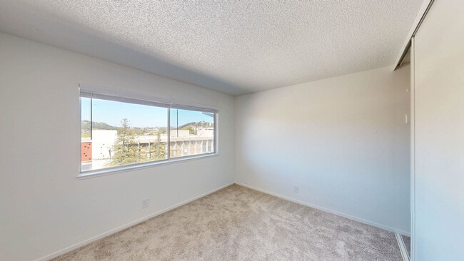 Building Photo - 821 Las Gallinas Ave