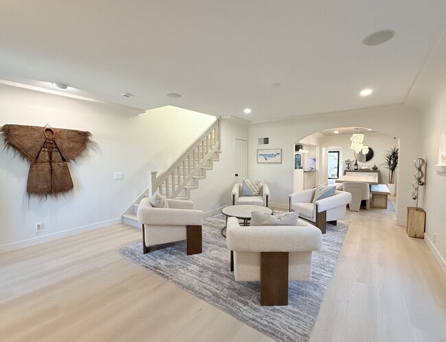 Building Photo - Experience Luxury at Windansea Beach: with...