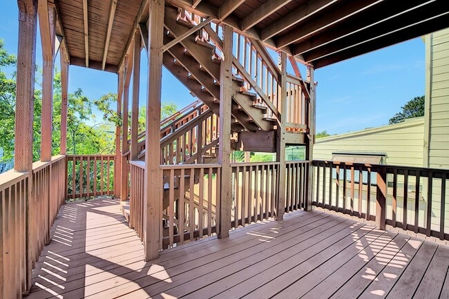 Building Photo - West Oakland Stylish 2/1 Flat - Completely...