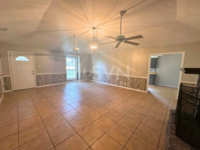 Building Photo - 3650 Creek Dr