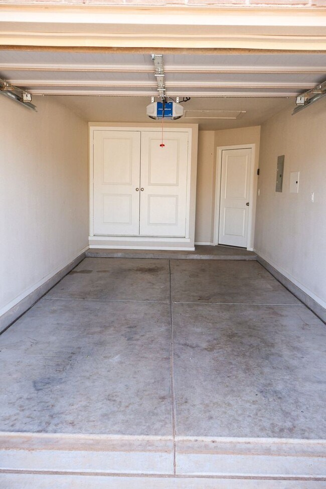 Building Photo - Upland Heights- 7047
